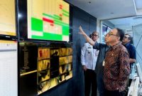 Menteri Komunikasi dan Informatika (Menkominfo), Budi Arie Setiadi, memastikan keamanan siber telah diperkuat di Data Center (DC) Temporer Pusat Data Nasional Sementara (PDNS) Dua, Tangerang Selatan, Provinsi Banten, melalui inspeksi mendadak (sidak) ke lokasi. Foto: Humas Kominfo