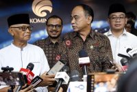 Menkominfo Budi Arie Setiadi (tengah kanan) didampingi Wamenkominfo Nezar Patria (tengah kiri), Ketua Umum MUI Anwar Iskandar dan Bendahara Umum MUI Misbahul Ulum (kanan). Foto: Humas Kominfo