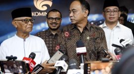 Menkominfo Budi Arie Setiadi (tengah kanan) didampingi Wamenkominfo Nezar Patria (tengah kiri), Ketua Umum MUI Anwar Iskandar dan Bendahara Umum MUI Misbahul Ulum (kanan). Foto: Humas Kominfo