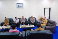 Penjabat (Pj) Wali Kota Tanjungpinang, Andri Rizal, menerima kunjungan silaturahmi Kapolresta Tanjungpinang, Kombes Pol Budi Santosa, S.H., S.I.K., M.H., di ruangan Wali Kota, dihadiri oleh Sekretaris Daerah Kota Tanjungpinang, Zulhidayat, S.Hut., Kadis PUPR Kota Tanjungpinang, Dr. Rusli, Kadis Perkim dan Pertamanan Kota Tanjungpinang, Agustiwarman, S.Sos, M.M., Kaban Kesbangpol, Samsudi,S.Sos., M.H.,Selasa (30/07/2024). Foto: Diskominfo Tanjungpinang