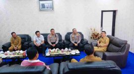 Penjabat (Pj) Wali Kota Tanjungpinang, Andri Rizal, menerima kunjungan silaturahmi Kapolresta Tanjungpinang, Kombes Pol Budi Santosa, S.H., S.I.K., M.H., di ruangan Wali Kota, dihadiri oleh Sekretaris Daerah Kota Tanjungpinang, Zulhidayat, S.Hut., Kadis PUPR Kota Tanjungpinang, Dr. Rusli, Kadis Perkim dan Pertamanan Kota Tanjungpinang, Agustiwarman, S.Sos, M.M., Kaban Kesbangpol, Samsudi,S.Sos., M.H.,Selasa (30/07/2024). Foto: Diskominfo Tanjungpinang