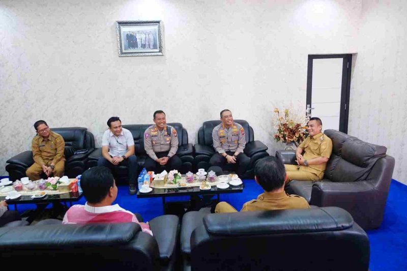 Penjabat (Pj) Wali Kota Tanjungpinang, Andri Rizal, menerima kunjungan silaturahmi Kapolresta Tanjungpinang, Kombes Pol Budi Santosa, S.H., S.I.K., M.H., di ruangan Wali Kota, dihadiri oleh Sekretaris Daerah Kota Tanjungpinang, Zulhidayat, S.Hut., Kadis PUPR Kota Tanjungpinang, Dr. Rusli, Kadis Perkim dan Pertamanan Kota Tanjungpinang, Agustiwarman, S.Sos, M.M., Kaban Kesbangpol, Samsudi,S.Sos., M.H.,Selasa (30/07/2024). Foto: Diskominfo Tanjungpinang