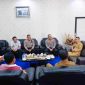 Penjabat (Pj) Wali Kota Tanjungpinang, Andri Rizal, menerima kunjungan silaturahmi Kapolresta Tanjungpinang, Kombes Pol Budi Santosa, S.H., S.I.K., M.H., di ruangan Wali Kota, dihadiri oleh Sekretaris Daerah Kota Tanjungpinang, Zulhidayat, S.Hut., Kadis PUPR Kota Tanjungpinang, Dr. Rusli, Kadis Perkim dan Pertamanan Kota Tanjungpinang, Agustiwarman, S.Sos, M.M., Kaban Kesbangpol, Samsudi,S.Sos., M.H.,Selasa (30/07/2024). Foto: Diskominfo Tanjungpinang