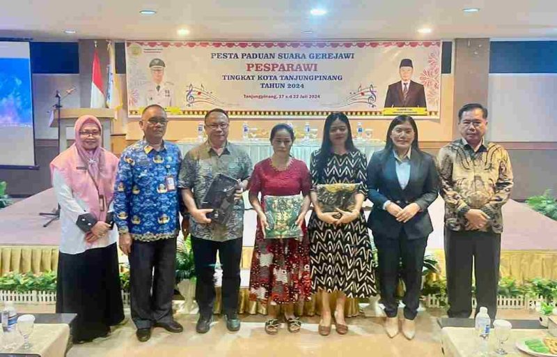 Asisten I Pemerintahan dan Kesejahteraan Rakyat, Thamrin Dahlan, secara resmi membuka kegiatan Pesta Paduan Suara Gerejawi (Pesparawi) LPPD Tingkat Kota Tanjungpinang Tahun 2024, di hotel Bintan Plaza Tanjungpinang, Kepulauan Riau. Foto: Diskominfo Tanjungpinang