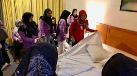 40 peserta dari program pelatihan homestay/pondok wisata yang digelar Dinas Kebudayaan dan Pariwisata (Disbudpar) Kota Tanjungpinang melakukan praktik lapangan, di hotel Bintan Plaza Tanjungpinang pada hari terakhir kegiatan, Jum'at (26/7) kemarin. Foto: Diskominfo Tanjungpinang