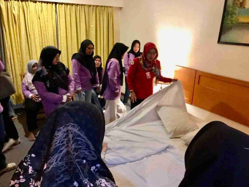 40 peserta dari program pelatihan homestay/pondok wisata yang digelar Dinas Kebudayaan dan Pariwisata (Disbudpar) Kota Tanjungpinang melakukan praktik lapangan, di hotel Bintan Plaza Tanjungpinang pada hari terakhir kegiatan, Jum'at (26/7) kemarin. Foto: Diskominfo Tanjungpinang