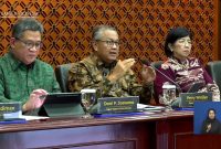 Gubernur Bank Indonesia (BI) Perry Warjiyo (tengah) dalam konpferensi pers hasil Rapat Dewan Gubernur di Jakarta, Rabu (17/7/2024). Foto: BI