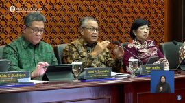 Gubernur Bank Indonesia (BI) Perry Warjiyo (tengah) dalam konpferensi pers hasil Rapat Dewan Gubernur di Jakarta, Rabu (17/7/2024). Foto: BI