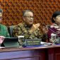Gubernur Bank Indonesia (BI) Perry Warjiyo (tengah) dalam konpferensi pers hasil Rapat Dewan Gubernur di Jakarta, Rabu (17/7/2024). Foto: BI