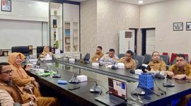Pemerintah Kota (Pemko) Tanjungpinang turut serta dalam rapat koordinasi (rakor) langkah kongkret pengendalian inflasi di daerah. Rakor ini digelar Kementerian Dalam Negeri (Kemendagri) secara hybrid, di gedung Sasana Bhakti Praja, Jakarta Pusat, Senin (8/7/2024). Foto: Diskominfo Tanjungpinang
