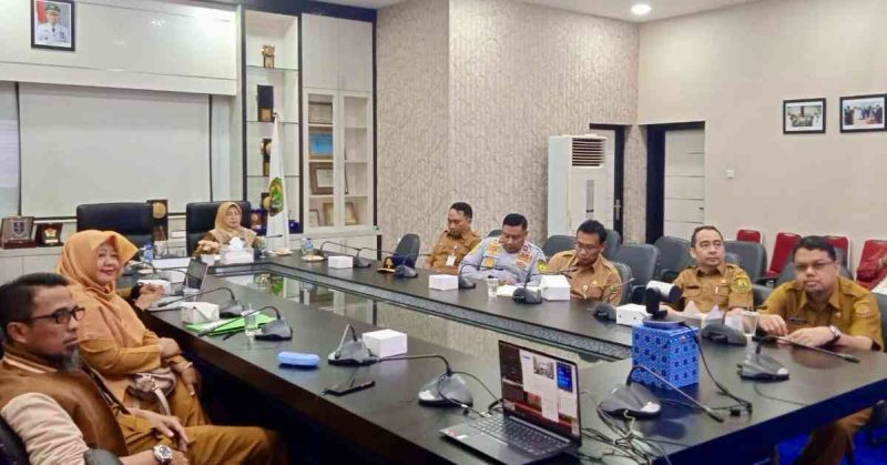 Pemerintah Kota (Pemko) Tanjungpinang turut serta dalam rapat koordinasi (rakor) langkah kongkret pengendalian inflasi di daerah. Rakor ini digelar Kementerian Dalam Negeri (Kemendagri) secara hybrid, di gedung Sasana Bhakti Praja, Jakarta Pusat, Senin (8/7/2024). Foto: Diskominfo Tanjungpinang
