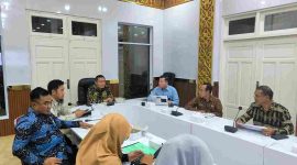 Pemerintah Kota Tanjungpinang
kembali menggelar rapat koordinasi bersama Tim Pengendalian Inflasi Daerah bulan Juli 2024, Kamis (11/7/2024) bertempat di Ruang Rapat Raja Haji Fisabillilah, Kantor Wali Kota Tanjungpinang. Foto: Diskominfo Tanjungpinang