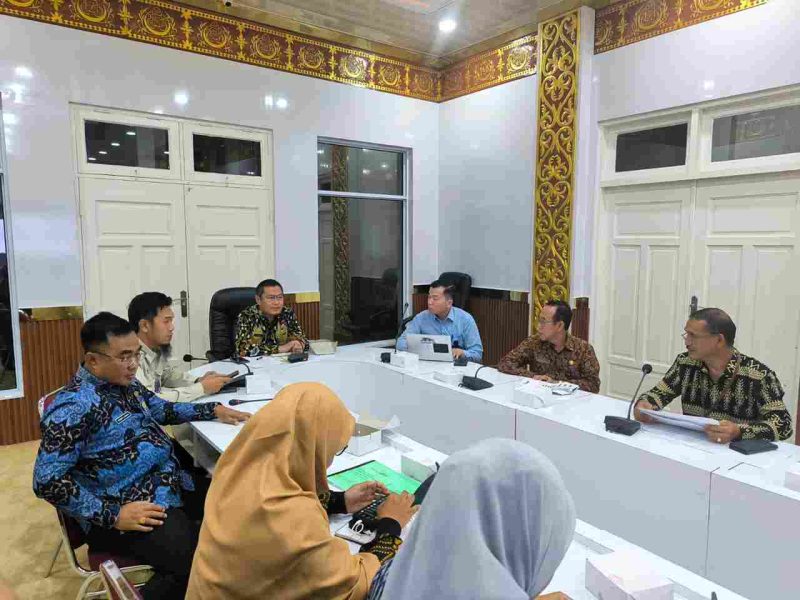 Pemerintah Kota Tanjungpinang
kembali menggelar rapat koordinasi bersama Tim Pengendalian Inflasi Daerah bulan Juli 2024, Kamis (11/7/2024) bertempat di Ruang Rapat Raja Haji Fisabillilah, Kantor Wali Kota Tanjungpinang. Foto: Diskominfo Tanjungpinang