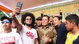 Gubernur Ansar didampingi beberapa kepala OPD dan Tim Percepatan Pembangunan Provinsi Kepri turun di dua lokasi di Kota Batam, yakni di Lapangan Kampung Tua Batu Merah RT 13 RW 04, Kelurahan Batu Merah dan di Lapangan Futsal Sengkuang Raya, Sei Tering Tanjung Sengkuang, Batu Ampar. Foto: Diskominfo Kepri