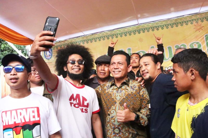 Gubernur Ansar didampingi beberapa kepala OPD dan Tim Percepatan Pembangunan Provinsi Kepri turun di dua lokasi di Kota Batam, yakni di Lapangan Kampung Tua Batu Merah RT 13 RW 04, Kelurahan Batu Merah dan di Lapangan Futsal Sengkuang Raya, Sei Tering Tanjung Sengkuang, Batu Ampar. Foto: Diskominfo Kepri