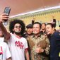 Gubernur Ansar didampingi beberapa kepala OPD dan Tim Percepatan Pembangunan Provinsi Kepri turun di dua lokasi di Kota Batam, yakni di Lapangan Kampung Tua Batu Merah RT 13 RW 04, Kelurahan Batu Merah dan di Lapangan Futsal Sengkuang Raya, Sei Tering Tanjung Sengkuang, Batu Ampar. Foto: Diskominfo Kepri