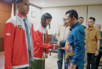 Gubernur Kepulauan Riau, Ansar Ahmad, melepas dua Pasukan Pengibar Bendera Pusaka (Paskibraka) Tingkat Nasional Tahun 2024 yang mewakili Provinsi Kepulauan Riau. Acara pelepasan berlangsung di Kantor Graha Kepri Batam Centre, Kamis (11/7/2024) malam. Foto: Diskominfo Kepri