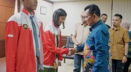 Gubernur Kepulauan Riau, Ansar Ahmad, melepas dua Pasukan Pengibar Bendera Pusaka (Paskibraka) Tingkat Nasional Tahun 2024 yang mewakili Provinsi Kepulauan Riau. Acara pelepasan berlangsung di Kantor Graha Kepri Batam Centre, Kamis (11/7/2024) malam. Foto: Diskominfo Kepri