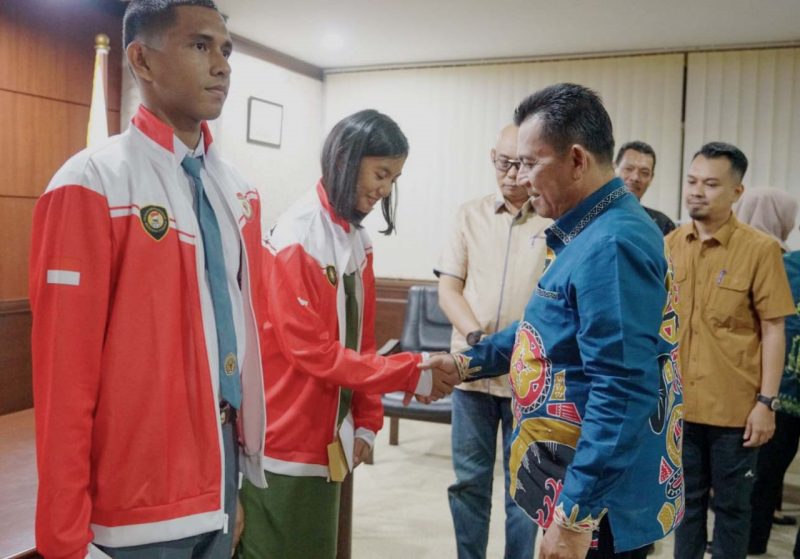 Gubernur Kepulauan Riau, Ansar Ahmad, melepas dua Pasukan Pengibar Bendera Pusaka (Paskibraka) Tingkat Nasional Tahun 2024 yang mewakili Provinsi Kepulauan Riau. Acara pelepasan berlangsung di Kantor Graha Kepri Batam Centre, Kamis (11/7/2024) malam. Foto: Diskominfo Kepri