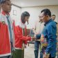Gubernur Kepulauan Riau, Ansar Ahmad, melepas dua Pasukan Pengibar Bendera Pusaka (Paskibraka) Tingkat Nasional Tahun 2024 yang mewakili Provinsi Kepulauan Riau. Acara pelepasan berlangsung di Kantor Graha Kepri Batam Centre, Kamis (11/7/2024) malam. Foto: Diskominfo Kepri