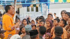 hari terakhir pada rangkaian kunjungan kerjanya di Kabupaten Lingga, Gubernur Kepulauan Riau H. Ansar Ahmad melakukan kunjungan ke Desa Cempa, Kecamatan Bakung Serumpun. Kunjungan ini bertujuan untuk menyerahkan bantuan dari Pemerintah Provinsi Kepulauan Riau sekaligus menjalin silahturahmi dengan masyarakat setempat. Foto: Diskominfo Kepri