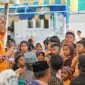hari terakhir pada rangkaian kunjungan kerjanya di Kabupaten Lingga, Gubernur Kepulauan Riau H. Ansar Ahmad melakukan kunjungan ke Desa Cempa, Kecamatan Bakung Serumpun. Kunjungan ini bertujuan untuk menyerahkan bantuan dari Pemerintah Provinsi Kepulauan Riau sekaligus menjalin silahturahmi dengan masyarakat setempat. Foto: Diskominfo Kepri