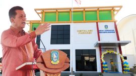Gubernur Kepulauan Riau, H. Ansar Ahmad, bersama Ketua TP-PKK Provinsi Kepulauan Riau, Hj. Dewi Kumalasari Ansar, meresmikan Gedung Instalasi Farmasi milik Dinas Kesehatan Provinsi Kepulauan Riau di Kawasan Ibukota Provinsi Kepri, Tanjungpinang, Senin (15//7/2024). Foto: Diskominfo Kepri