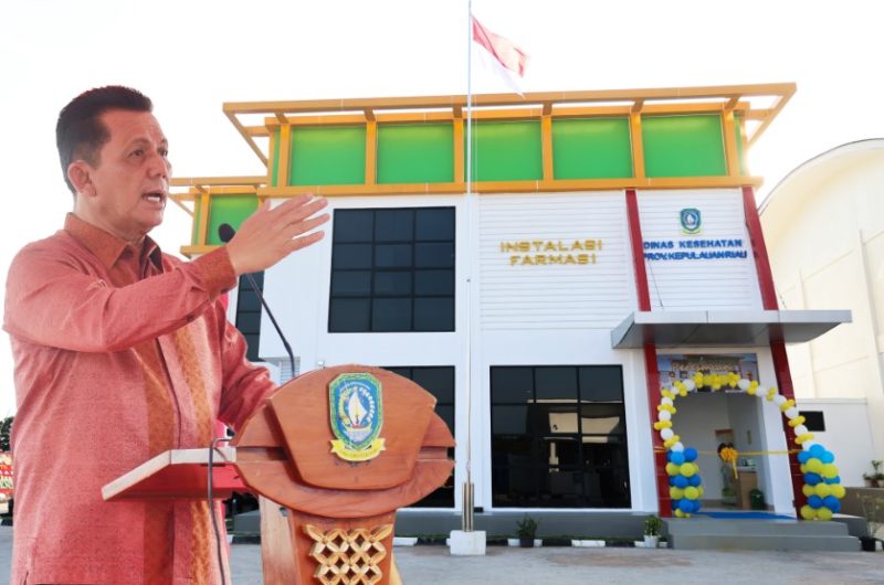 Gubernur Kepulauan Riau, H. Ansar Ahmad, bersama Ketua TP-PKK Provinsi Kepulauan Riau, Hj. Dewi Kumalasari Ansar, meresmikan Gedung Instalasi Farmasi milik Dinas Kesehatan Provinsi Kepulauan Riau di Kawasan Ibukota Provinsi Kepri, Tanjungpinang, Senin (15//7/2024). Foto: Diskominfo Kepri