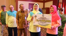 Ketua TP-PKK Provinsi Kepulauan Riau Hj. Dewi Kumalasari Ansar membuka secara resmi Kegiatan Workshop Peningkatan Kompetensi Kader Posyandu dalam rangka Percepatan Penurunan Stunting di Kota Tanjungpinang bertempat  di Aula Wan Sri Beni, Dompak,  Tanjungpinang, Senin (29/7/2024). Foto: Diskominfo Kepri