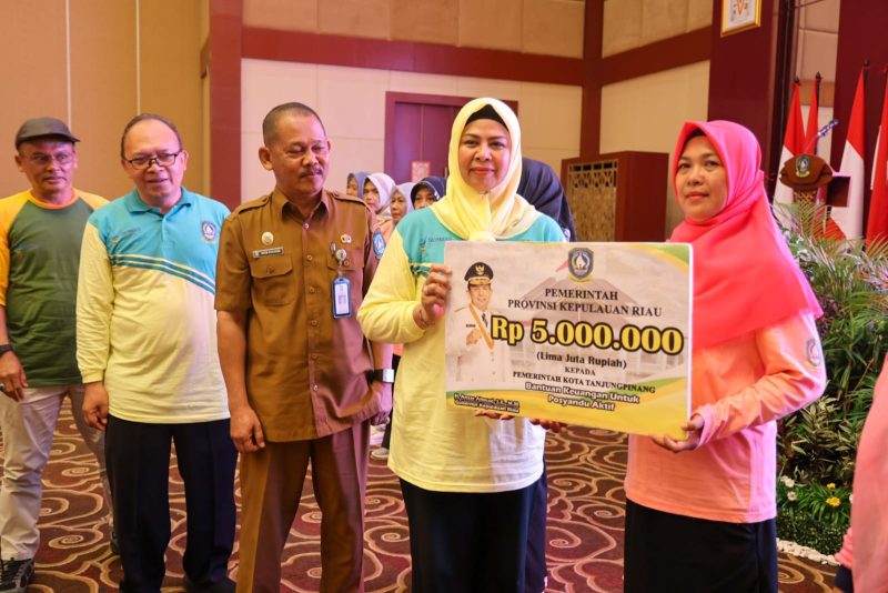 Ketua TP-PKK Provinsi Kepulauan Riau Hj. Dewi Kumalasari Ansar membuka secara resmi Kegiatan Workshop Peningkatan Kompetensi Kader Posyandu dalam rangka Percepatan Penurunan Stunting di Kota Tanjungpinang bertempat  di Aula Wan Sri Beni, Dompak,  Tanjungpinang, Senin (29/7/2024). Foto: Diskominfo Kepri