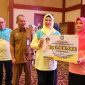 Ketua TP-PKK Provinsi Kepulauan Riau Hj. Dewi Kumalasari Ansar membuka secara resmi Kegiatan Workshop Peningkatan Kompetensi Kader Posyandu dalam rangka Percepatan Penurunan Stunting di Kota Tanjungpinang bertempat  di Aula Wan Sri Beni, Dompak,  Tanjungpinang, Senin (29/7/2024). Foto: Diskominfo Kepri