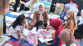 Puluhan anak-anak dengan penuh canda tawa dan keceriaan ikut berpiknik bersama Bunda Literasi Kepri, Hj. Dewi Kumalasari Ansar. Kegiatan berlangsung di bawah temaram bayangan replika Kapal Bulang Linggi, Jalan Bandara, Tanjungpinang, Jumat (5/7) sore. Foto: Diskominfo Kepri