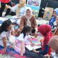 Puluhan anak-anak dengan penuh canda tawa dan keceriaan ikut berpiknik bersama Bunda Literasi Kepri, Hj. Dewi Kumalasari Ansar. Kegiatan berlangsung di bawah temaram bayangan replika Kapal Bulang Linggi, Jalan Bandara, Tanjungpinang, Jumat (5/7) sore. Foto: Diskominfo Kepri
