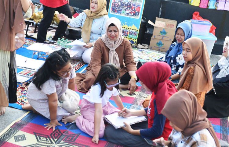 Puluhan anak-anak dengan penuh canda tawa dan keceriaan ikut berpiknik bersama Bunda Literasi Kepri, Hj. Dewi Kumalasari Ansar. Kegiatan berlangsung di bawah temaram bayangan replika Kapal Bulang Linggi, Jalan Bandara, Tanjungpinang, Jumat (5/7) sore. Foto: Diskominfo Kepri