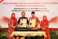 Gubernur Kepulauan Riau H. Ansar Ahmad menghadiri acara , Selasa (2/7/2024). Acara ini ditujukapisah sambut Ketua Pengadilan Tinggi Agama Provinsi Kepulauan Riau yang berlangsung di Gedung Daerah, Tanjungpinangn untuk melepas Bapak Dr. H.M. Sutomo, S.H., M.H yang akan melanjutkan tugasnya sebagai Ketua Pengadilan Tinggi Agama Palembang dan menyambut Bapak Dr. Drs. Suhadak, S.H., M.H. sebagai ketua Pengadilan Tinggi Agama Kepri yang baru. Foto: Diskominfo Kepri