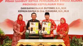 Gubernur Kepulauan Riau H. Ansar Ahmad menghadiri acara , Selasa (2/7/2024). Acara ini ditujukapisah sambut Ketua Pengadilan Tinggi Agama Provinsi Kepulauan Riau yang berlangsung di Gedung Daerah, Tanjungpinangn untuk melepas Bapak Dr. H.M. Sutomo, S.H., M.H yang akan melanjutkan tugasnya sebagai Ketua Pengadilan Tinggi Agama Palembang dan menyambut Bapak Dr. Drs. Suhadak, S.H., M.H. sebagai ketua Pengadilan Tinggi Agama Kepri yang baru. Foto: Diskominfo Kepri