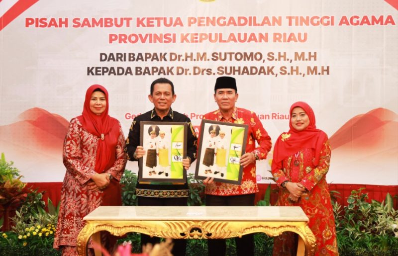 Gubernur Kepulauan Riau H. Ansar Ahmad menghadiri acara , Selasa (2/7/2024). Acara ini ditujukapisah sambut Ketua Pengadilan Tinggi Agama Provinsi Kepulauan Riau yang berlangsung di Gedung Daerah, Tanjungpinangn untuk melepas Bapak Dr. H.M. Sutomo, S.H., M.H yang akan melanjutkan tugasnya sebagai Ketua Pengadilan Tinggi Agama Palembang dan menyambut Bapak Dr. Drs. Suhadak, S.H., M.H. sebagai ketua Pengadilan Tinggi Agama Kepri yang baru. Foto: Diskominfo Kepri