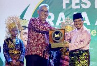 Setelah vakum selama 28 tahun sejak tahun 1996 lalu, Festival Raja Ali Haji (RAH) kembali diselenggarakan di tahun 2024 ini. Asisten 1 Bidang  Pemerintahan dan Kesra Provinsi Kepulauan Riau, T.S Arif Fadillah mewakili Gubernur Kepulauan Riau H. Ansar Ahmad secara resmi membuka kegiatan ini, Jumat (5/7/2024). Foto: Diskominfo Kepri
