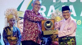 Setelah vakum selama 28 tahun sejak tahun 1996 lalu, Festival Raja Ali Haji (RAH) kembali diselenggarakan di tahun 2024 ini. Asisten 1 Bidang  Pemerintahan dan Kesra Provinsi Kepulauan Riau, T.S Arif Fadillah mewakili Gubernur Kepulauan Riau H. Ansar Ahmad secara resmi membuka kegiatan ini, Jumat (5/7/2024). Foto: Diskominfo Kepri