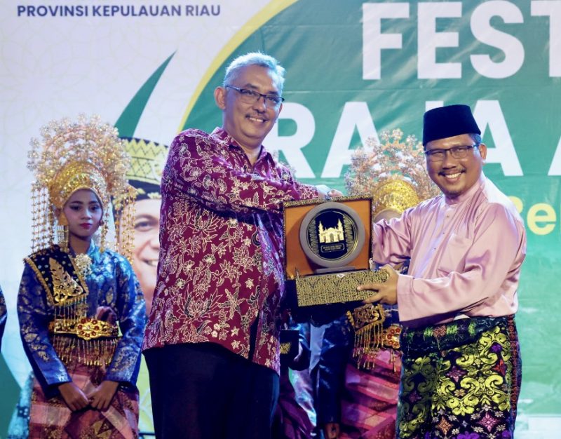 Setelah vakum selama 28 tahun sejak tahun 1996 lalu, Festival Raja Ali Haji (RAH) kembali diselenggarakan di tahun 2024 ini. Asisten 1 Bidang  Pemerintahan dan Kesra Provinsi Kepulauan Riau, T.S Arif Fadillah mewakili Gubernur Kepulauan Riau H. Ansar Ahmad secara resmi membuka kegiatan ini, Jumat (5/7/2024). Foto: Diskominfo Kepri