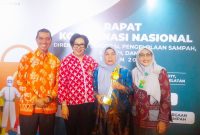 Bank Sampah Kuantan Bersih Kota Tanjungpinang, Kepulauan Riau berhasil meraih penghargaan juara ketiga terbaik nasional dalam kategori Bank Sampah Unit Terbaik yang diberikan Kementerian Lingkungan Hidup dan Kehutanan (KLHK) Republik Indonesia. Foto: Diskominfo Tanjungpinang