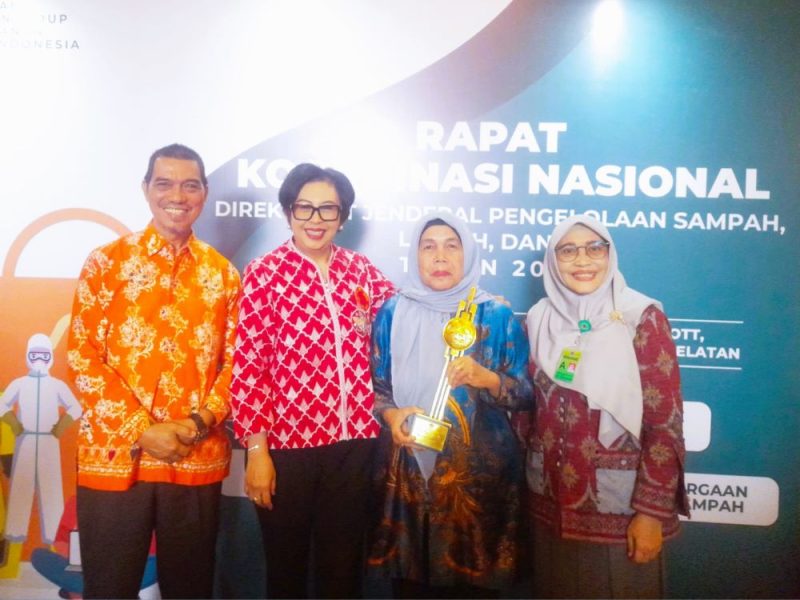 Bank Sampah Kuantan Bersih Kota Tanjungpinang, Kepulauan Riau berhasil meraih penghargaan juara ketiga terbaik nasional dalam kategori Bank Sampah Unit Terbaik yang diberikan Kementerian Lingkungan Hidup dan Kehutanan (KLHK) Republik Indonesia. Foto: Diskominfo Tanjungpinang