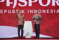 Menteri Hukum dan HAM Yasonna Hamonangan Laoly (kiri), dan Direktur Jenderal Imigrasi, Silmy Karim (kanan) dalam launching Desain Baru Paspor R di Jakarta, Sabtu (17/8/2024). Foto: Humas Ditjen Imigrasi.