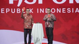 Menteri Hukum dan HAM Yasonna Hamonangan Laoly (kiri), dan Direktur Jenderal Imigrasi, Silmy Karim (kanan) dalam launching Desain Baru Paspor R di Jakarta, Sabtu (17/8/2024). Foto: Humas Ditjen Imigrasi.

