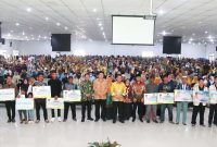 Peneyrahan bantuan kepada masyarakat di Kecamatan Batu Aji, Sekupang dan Belakang Padang di Aula Universitas Riau Kepulauan, Batu Aji, Kota Batam. Foto: Diskominfo Kepri
