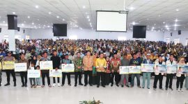Peneyrahan bantuan kepada masyarakat di Kecamatan Batu Aji, Sekupang dan Belakang Padang di Aula Universitas Riau Kepulauan, Batu Aji, Kota Batam. Foto: Diskominfo Kepri