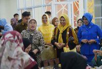 Sekretaris Jenderal Dewan Kerajinan Nasional Ir. Reni Yanita, M.Si dan Ketua Dekranasda Kepulauan Riau, Dewi Kumalasari Ansar menghadiri Rapat Kerja Daerah (Rakerda) Dewan Kerajinan Nasional Daerah (Dekranasda) Provinsi Kepulauan Riau Tahun 2024. Foto: Diskominfo Kepri