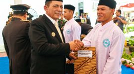 Gubernur Kepulauan Riau, H Ansar Ahmad SE MM memberikan apresiasi terhadap kreatifitas Warga Binaan Lembaga Pemasyarakatan (Lapas) Klas IIA Tanjungpinang dan berjanji akan memberikan ruang pemasyarakatan produk yang dihasilkan. Foto: Diskominfo Kepri