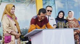 Salah satu gedung termegah dengan desain unik di dalam ekosistem Kawasan Gurindam 12, yaitu Gedung Dewan Kerajinan Nasional Daerah (Dekranasda) Kepulauan Riau diresmikan oleh Gubernur Ansar Ahmad didampingi Ketua Dekranasda Dewi Kumalasari, Sabtu (3/8/2024). Foto: Diskominfo Kepri