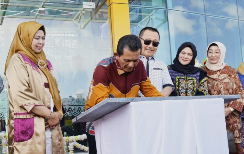 Salah satu gedung termegah dengan desain unik di dalam ekosistem Kawasan Gurindam 12, yaitu Gedung Dewan Kerajinan Nasional Daerah (Dekranasda) Kepulauan Riau diresmikan oleh Gubernur Ansar Ahmad didampingi Ketua Dekranasda Dewi Kumalasari, Sabtu (3/8/2024). Foto: Diskominfo Kepri